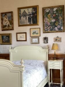 25 Creative Ways to Decorate Bedroom Walls on a Budget