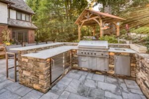 Top Outdoor Kitchen Designs for Stylish Backyard Spaces