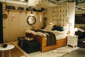 How to Decorate a Small Bedroom: Simple Space-Saving Ideas