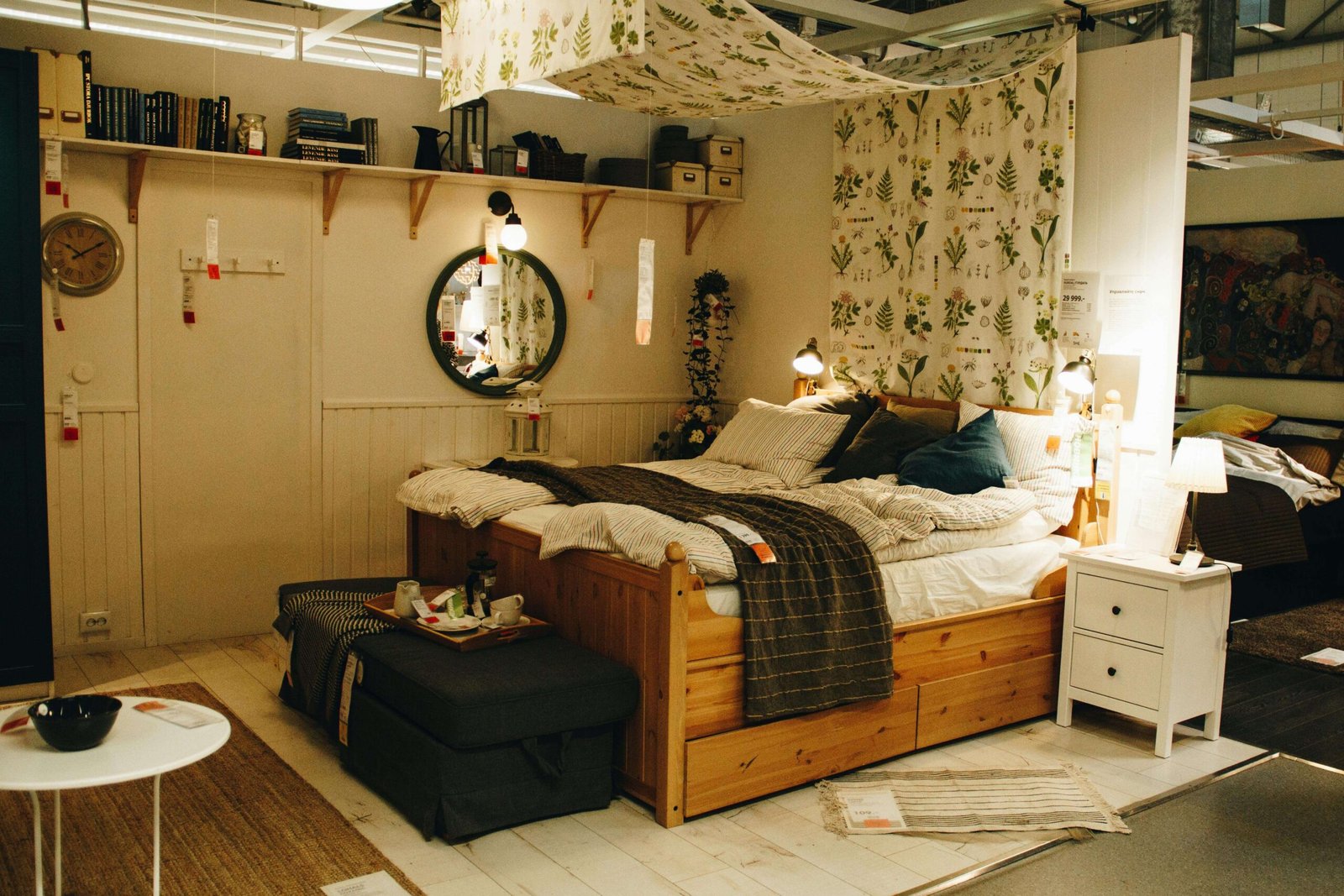 How to Decorate a Small Bedroom: Simple Space-Saving Ideas